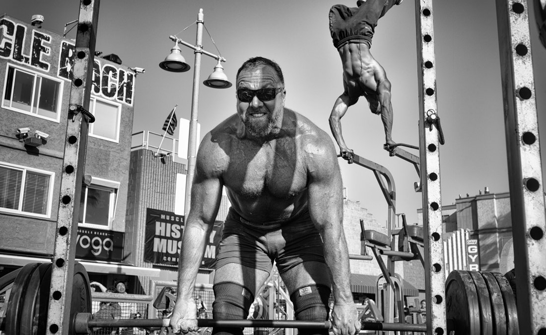 Muscle Beach Gym
Автор: Дотан Сегай
Тяжелоатлет занимается прямо на пляже. Винайс Бич, Калифорния.