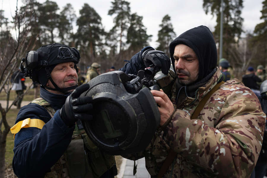 Военнослужащие территориальной обороны Украины во время учений, 9 марта 2022 года