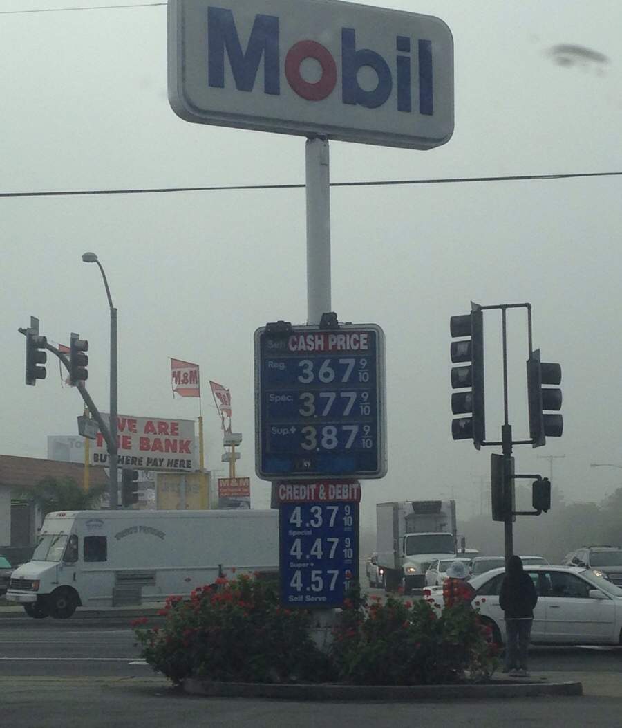 За "налик" бензин в США дешевле. Почему?