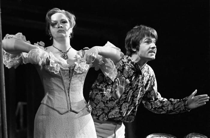 Наталья Гундарева и Александр Фатюшин в спектакле *Банкрот*, 1978 | Фото: gazeta.ru Наталья Гундарева и Александр Фатюшин в спектакле *Банкрот*, 1978 | Фото: gazeta.ru