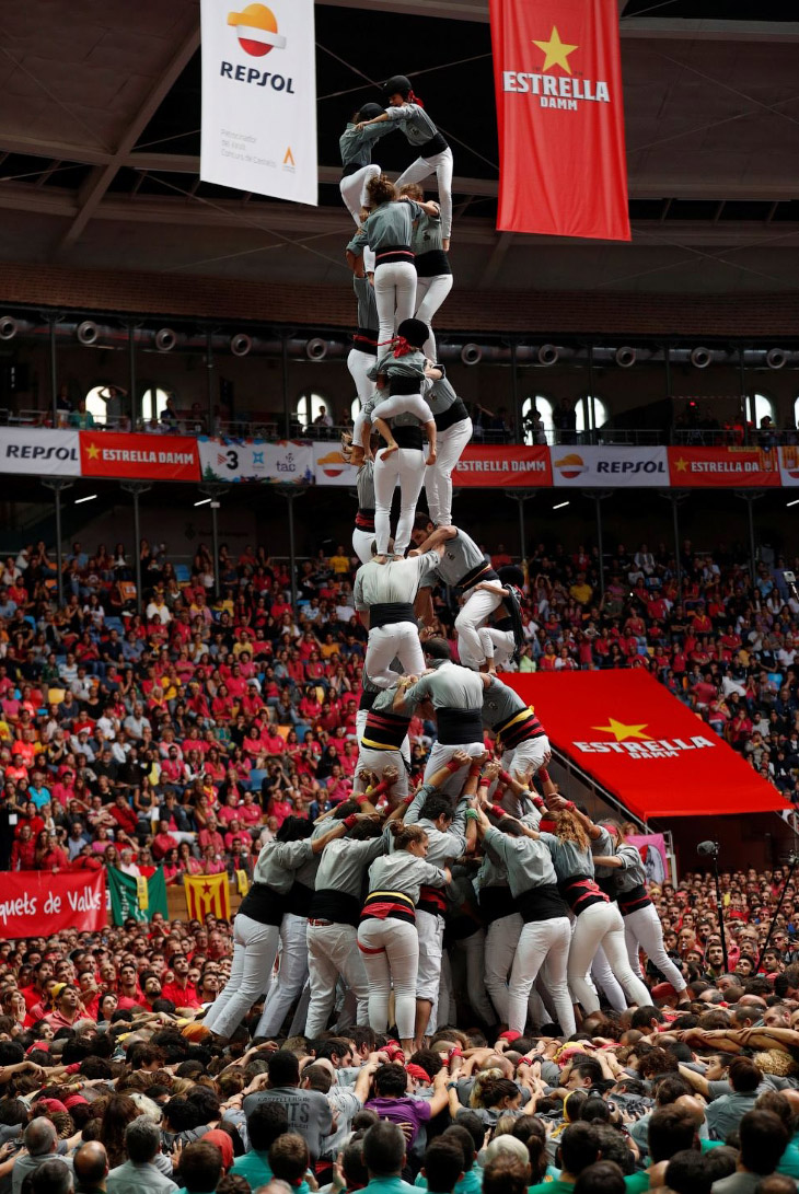 Испанские «башни» из людей Испанские «башни» из людей испания