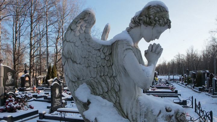 На тот свет – через Госуслуги. Победит ли Госдума похоронную мафию?