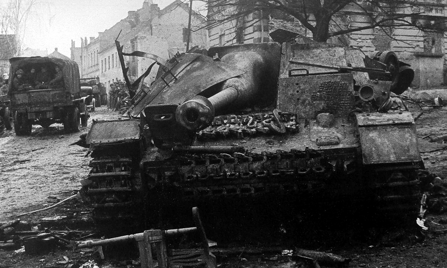 ​Уничтоженный Stug IV на улице города в Восточной Пруссии - «ИСы» и «тридцатьчетвёрки» против немецких танковых засад | Warspot.ru