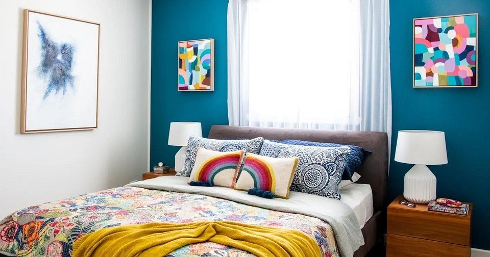 Долой стереотипы: 6 красивых спален, где использовали яркие цвета этой, интерьер, розовый, Спальня, текстиль, стены, волны, спальни, оттенок, изголовьем, выглядит, цвета, букетом, очень, комнате, уютно, спальне, рисунок, напоминающий, кровати