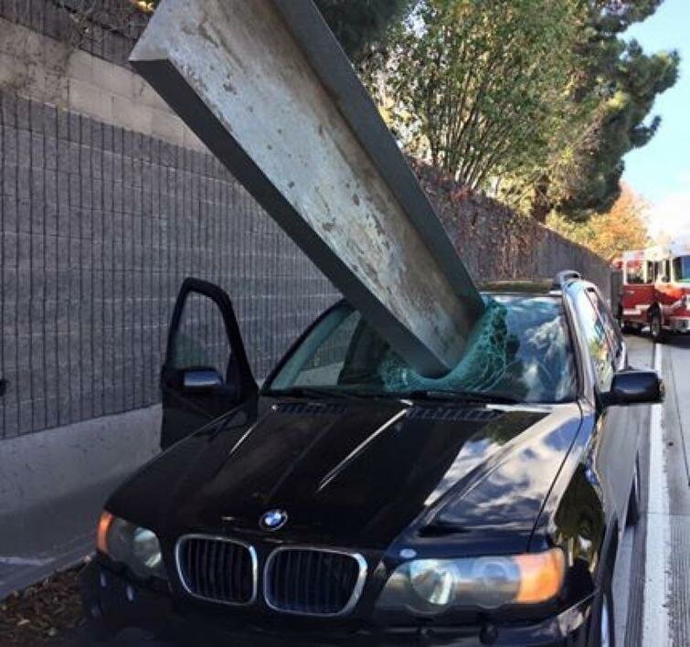 Стальная балка вылетела из грузовика в Калифорнии и пробила лобовое стекло автомобиля. Водитель был в 5 сантиметрах от смерти авто, в мире, дорога, за рулем, опасно, подборка, прилетело
