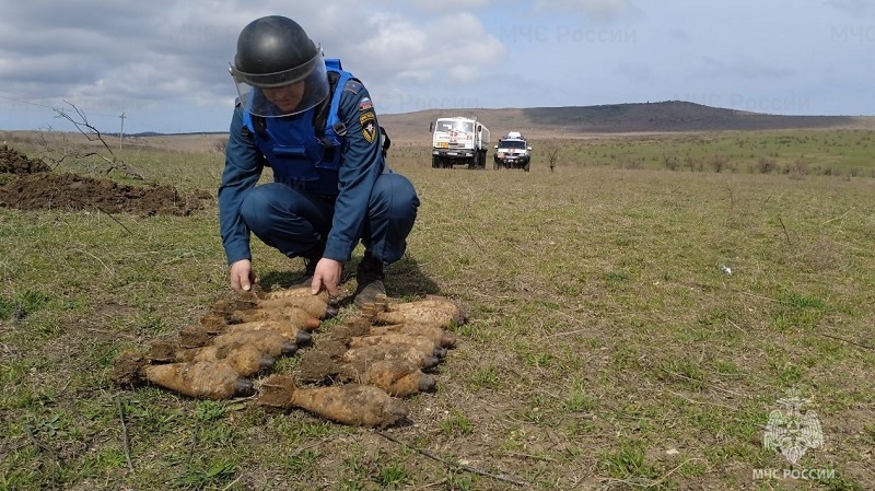 На востоке Крыма пиротехники МЧС уничтожили арсенал ржавых, но все еще опасных боеприпасов