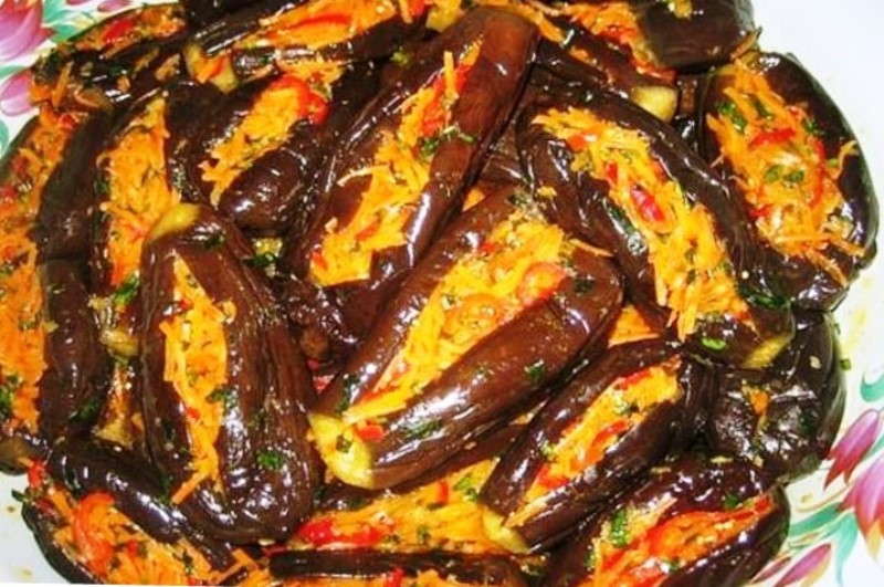 Зимний вариант фаршированных баклажанов в маринаде с овощной начинкой