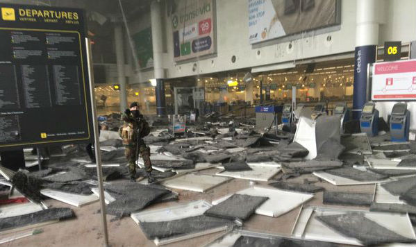 в аэропорту брюсселя произошло два взрыва