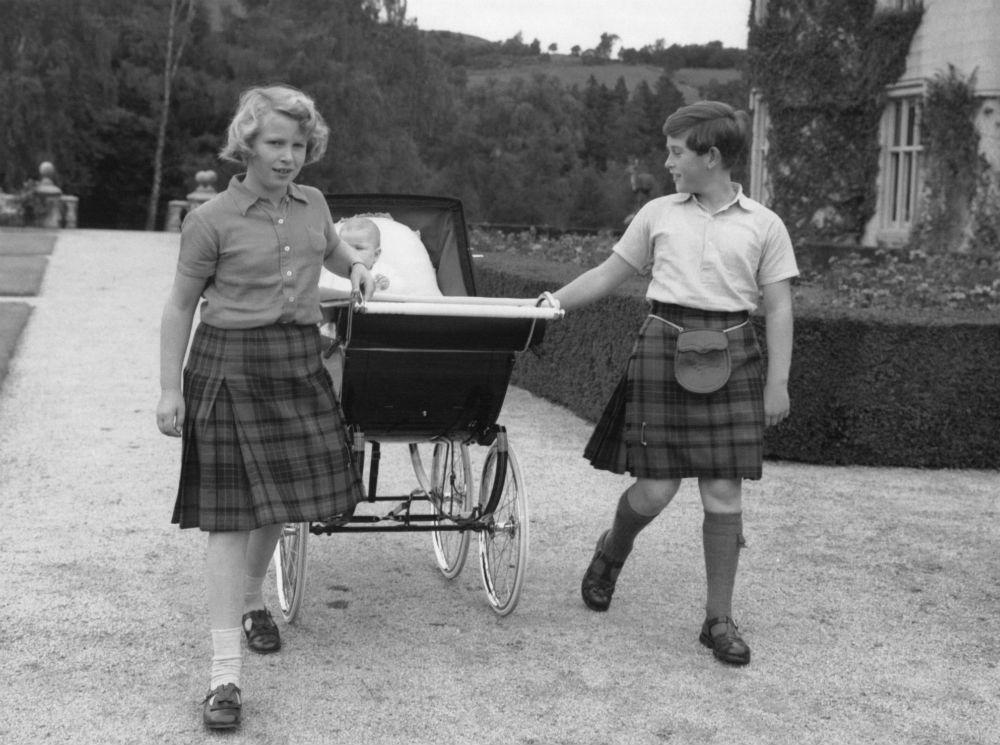 Почему принца Эндрю лишили всех титулов: история конфликта короля Карла III и его младшего брата Эндрю, принц, брата, Чарльз, король, принца, Великобритании, стало, королевской, королевского, Джуффре, Эпштейна, матери, герцога, королева, короля, время, Филипп, Джеффри, Елизавета