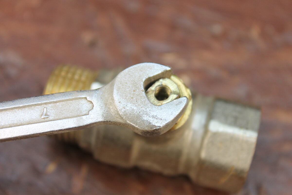 Как открыть заклинивший кран. Как открыть заклинивший кран. Шаровый кран с клапаном шредера. Заклинил пластиковый шаровый кран. Как открыть заклинивший кран.