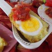 Яйца по-королевски с луковым чатни
