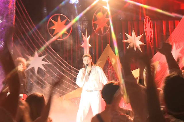 Дима Билан выпустил ностальгический клип на песню "Про белые розы" Дима Билан выпустил ностальгический клип на песню "Про белые розы" Шоу-бизнес