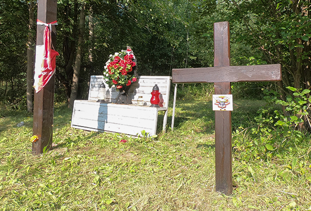 Памятный католический крест на месте гибели пассажиров Ту-154 под Смоленском