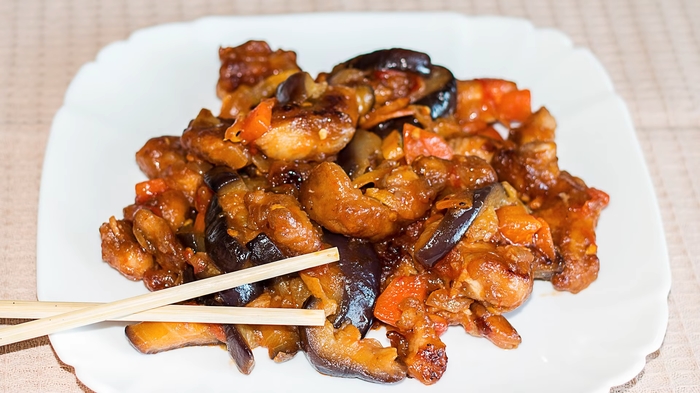 Острая хрустящая курица в карамели с баклажанами 