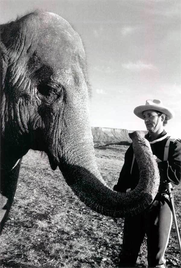 Билл Мюррей со слоном на съёмках "Больше, чем жизнь"(1996). знаменитости, редкие фото, фото