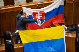 В парламенте Словакии осквернили украинский флаг