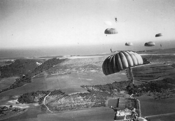 Как Тимура Гайдара заставили прыгать с парашютом Как Тимура Гайдара заставили прыгать с парашютом война и мир