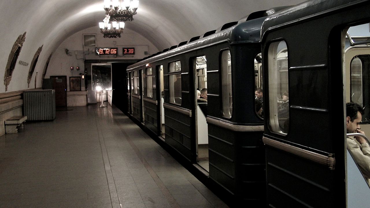 В Москве лысеющий мужчина ударил ногой створку турникета в метро и сломал ее