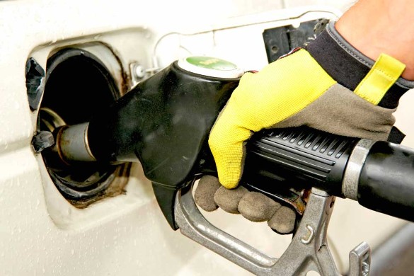 Небольшое снижение курса рубля не должно вызвать скачка цен на бензин. Фото: www.globallookpress.com