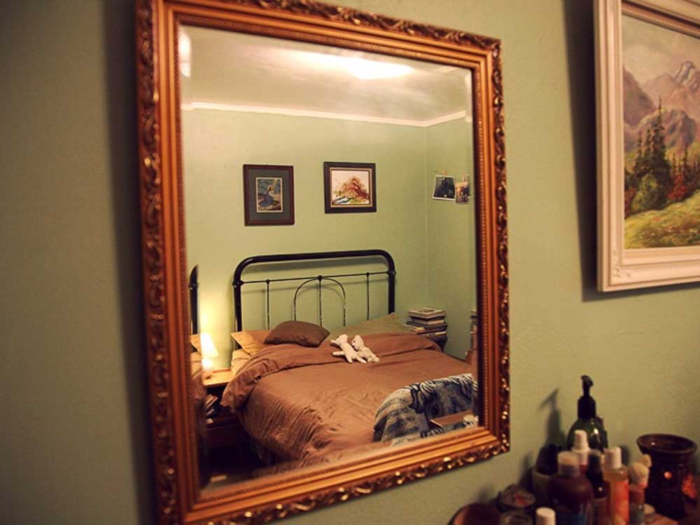 Нельзя ставить кровать напротив зеркала