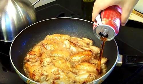 Используя 2 ингредиента и кока-колу, у вас получаться невероятно вкусные, нежные куриные крылышки Используя 2 ингредиента и кока-колу, у вас получаться невероятно вкусные, нежные куриные крылышки