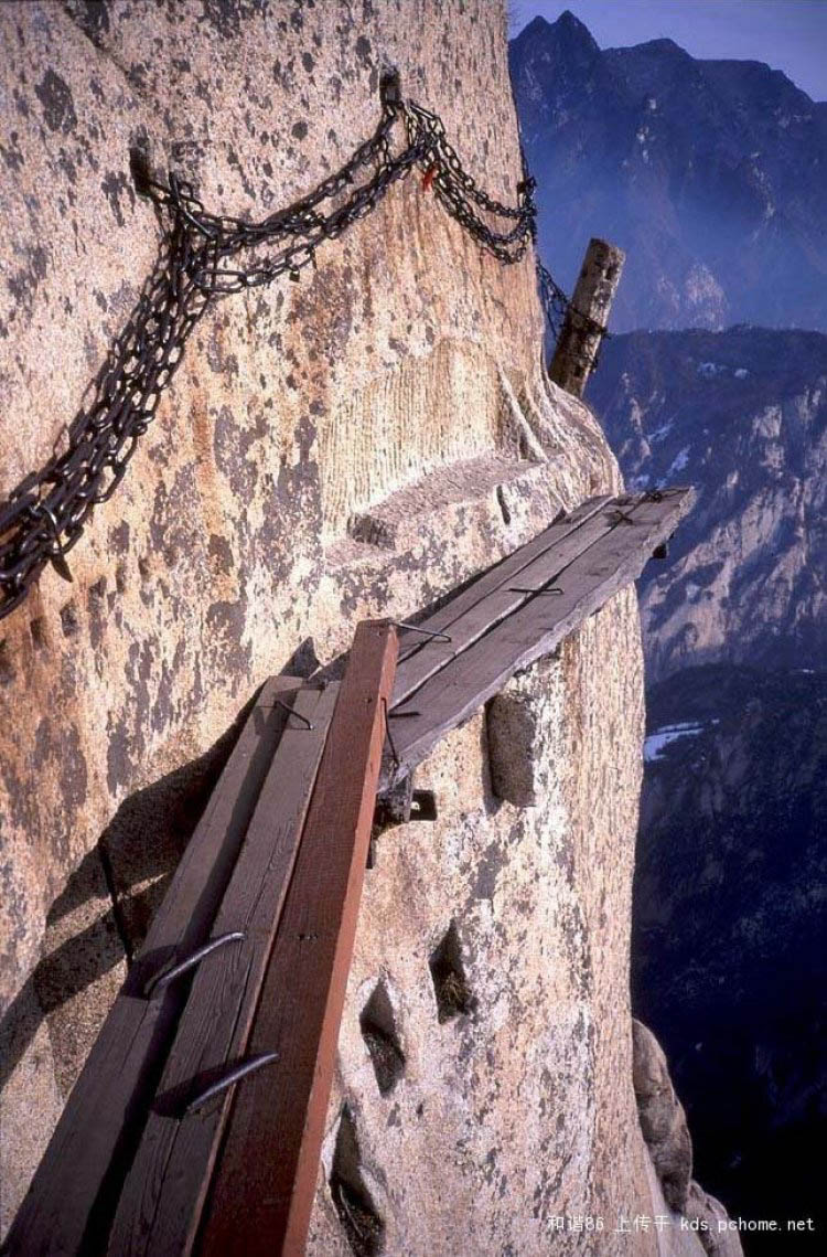 Тропа смерти (Huashan Mountain). Слабонервным лучше даже не смотреть. Тропа смерти (Huashan Mountain). Слабонервным лучше даже не смотреть.