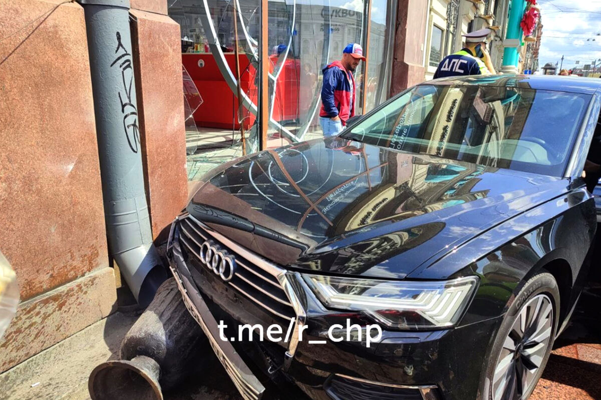 В Петербурге Audi с московскими номерами врезался в стеклянную витрину магазина