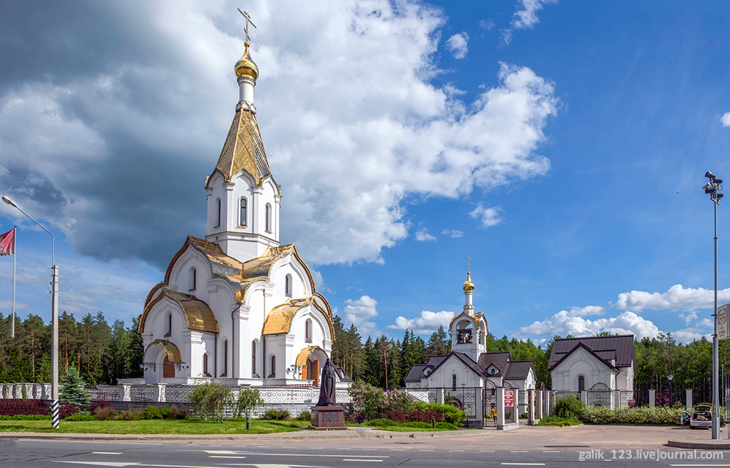 Часовня воскресения. Храм Воскресения Христова Катынь Смоленск. Мемориал Смоленск Катынь Церковь. Архиерейское подворье храма Воскресения Христова в Катыни. Храм-памятник в Катыни.