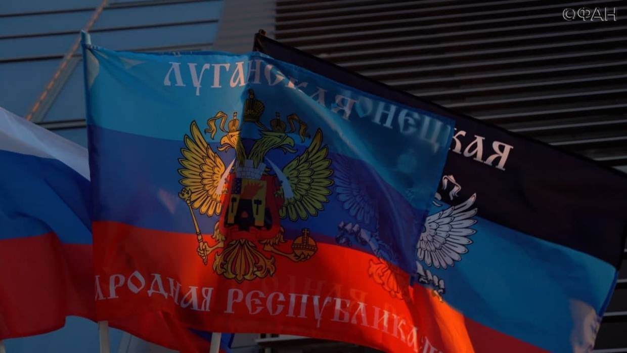 На здании офиса Медиагруппы «Патриот» вывесили флаги ЛНР и ДНР