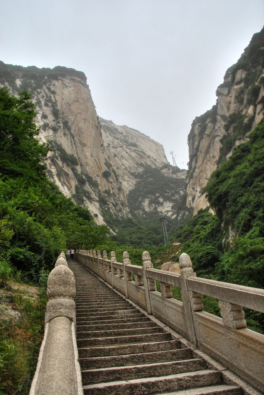 Тропа смерти (Huashan Mountain). Слабонервным лучше даже не смотреть. Тропа смерти (Huashan Mountain). Слабонервным лучше даже не смотреть.