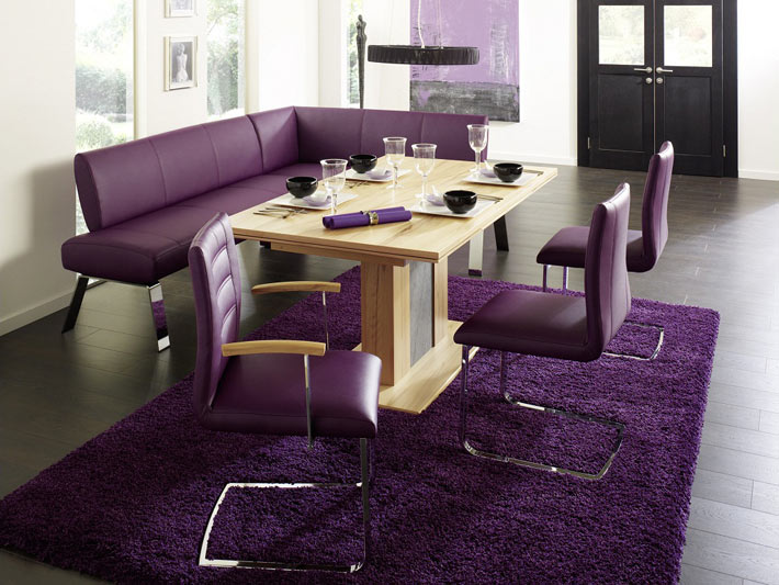 современный дизайн столовой с фиолетовой мебелью
