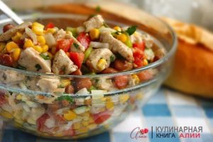 Фото к рецепту: Салат с кукурузой и курицей