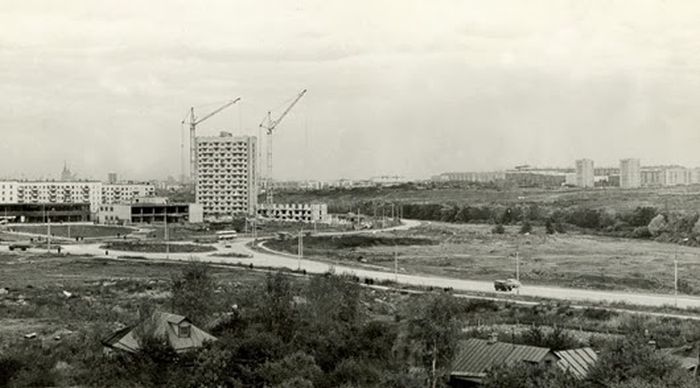 На дальнем плане - улица Мосфильмовская. На дальнем плане - улица Мосфильмовская.