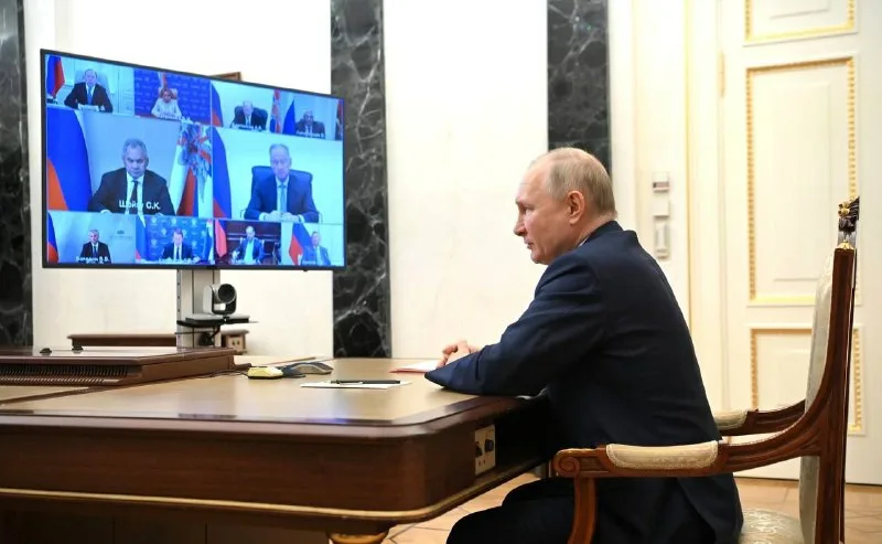 По мнению кинорежиссера Путина обманывают лживыми докладами, не говоря правды о ситуации в стране.