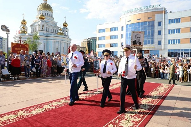 В Мордовии силовики пронесли в «Бессмертном полку» фото одного ветерана с разными именами В Мордовии силовики пронесли в «Бессмертном полку» фото одного ветерана с разными именами общество, россияне