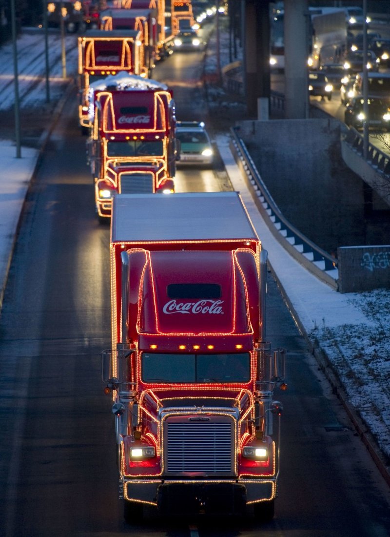 Праздник к нам приходит: откуда взялись те самые грузовики из рекламы CocaCola, этого, рождественского, странах, популярным, видео, праздника, разных, рекламный, весьма, компания, каравана, именно, уверяют, Рождество, вполне, порой, связана, просто, всего