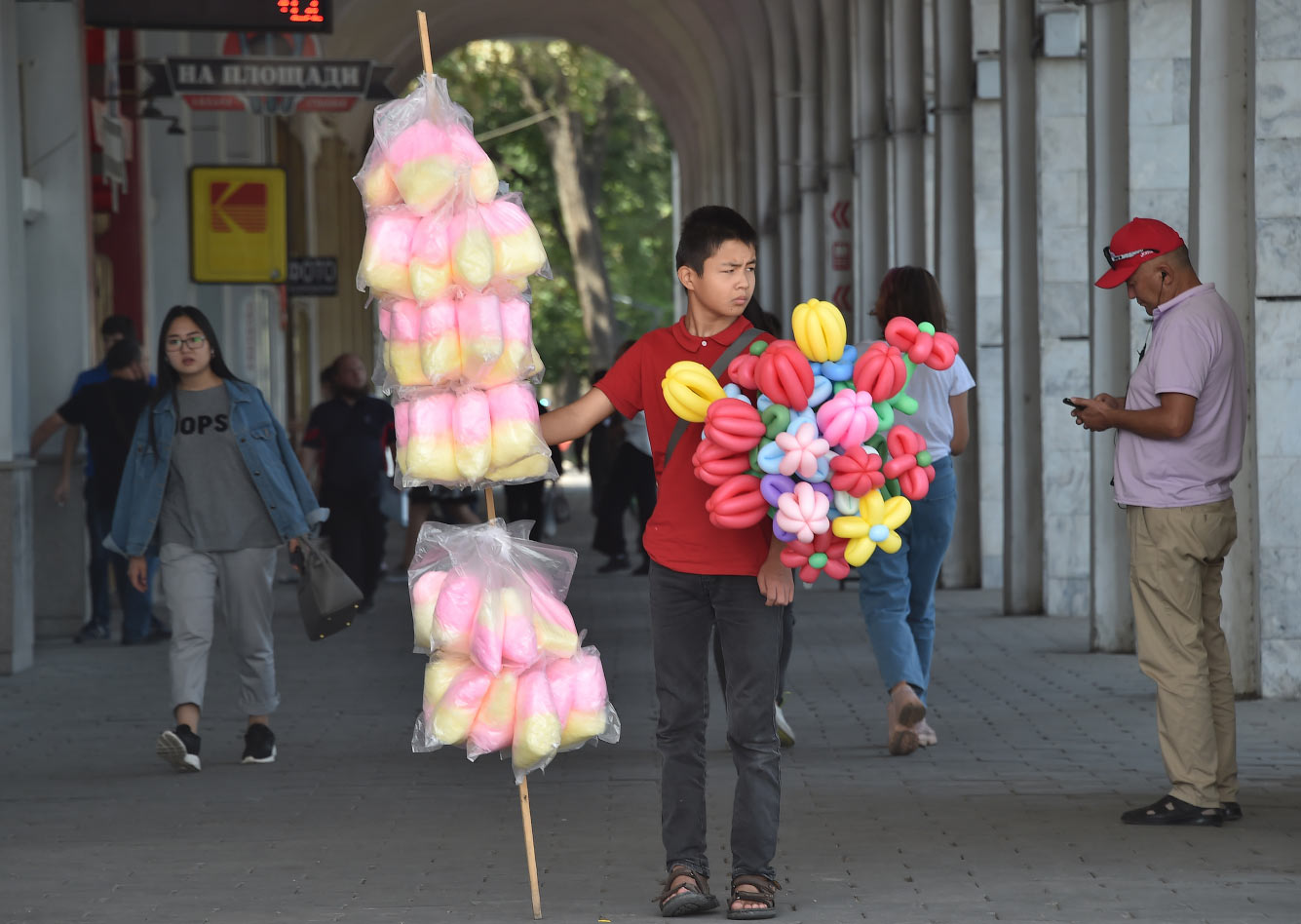 Продавец сладостей и воздушных шаров