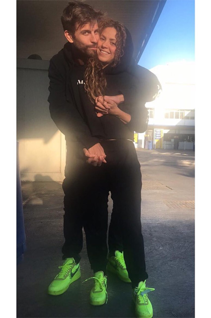 Романтика на обочине: Шакира и Жерар Пике сделали селфи на автомойке Романтика на обочине: Шакира и Жерар Пике сделали селфи на автомойке Звездные пары