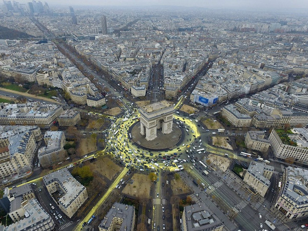Авто-факт: транспортная развязка вокруг Триумфальной арки - самая опасная в Париже