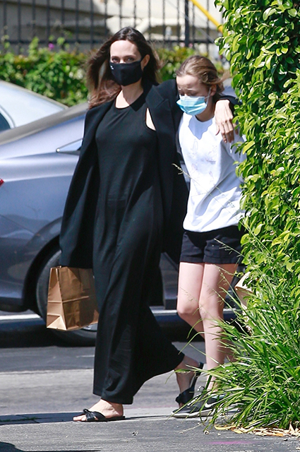 Анджелина Джоли с дочерью Вивьен на шопинге в Голливуде: новые фото детьми, актриса, свободное, Брэдом, удалось, выиграть, пойти, готова, бывшая, опечален, сильно, инсайдеров, словам, очередь, встаетБрэд, сторону, этого, Питтом, обвинения, сделать