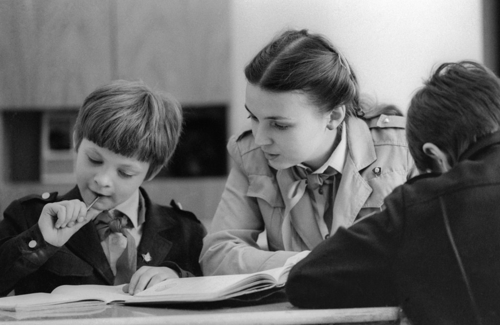 Пионервожатая помогает ученику 5-го класса решить сложную задачу по математике, 1987 год