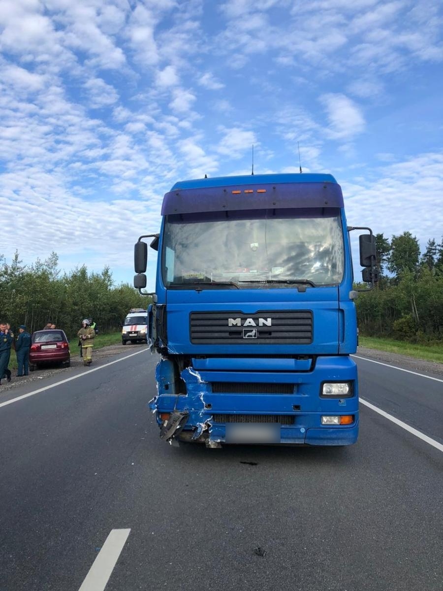 "Матиз" не поделил дорогу с грузовиком на М-10 в Тверской области