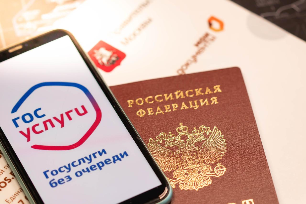 Девушка пользуется смартфоном