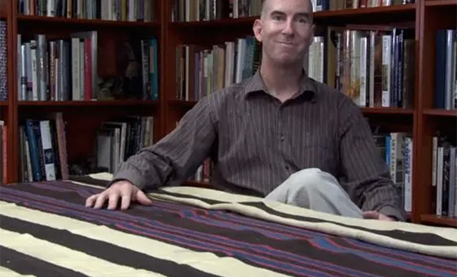 Сестра присвоила наследство, а брату оставила одеяло. Позже «бесполезную тряпку» оценили в миллион