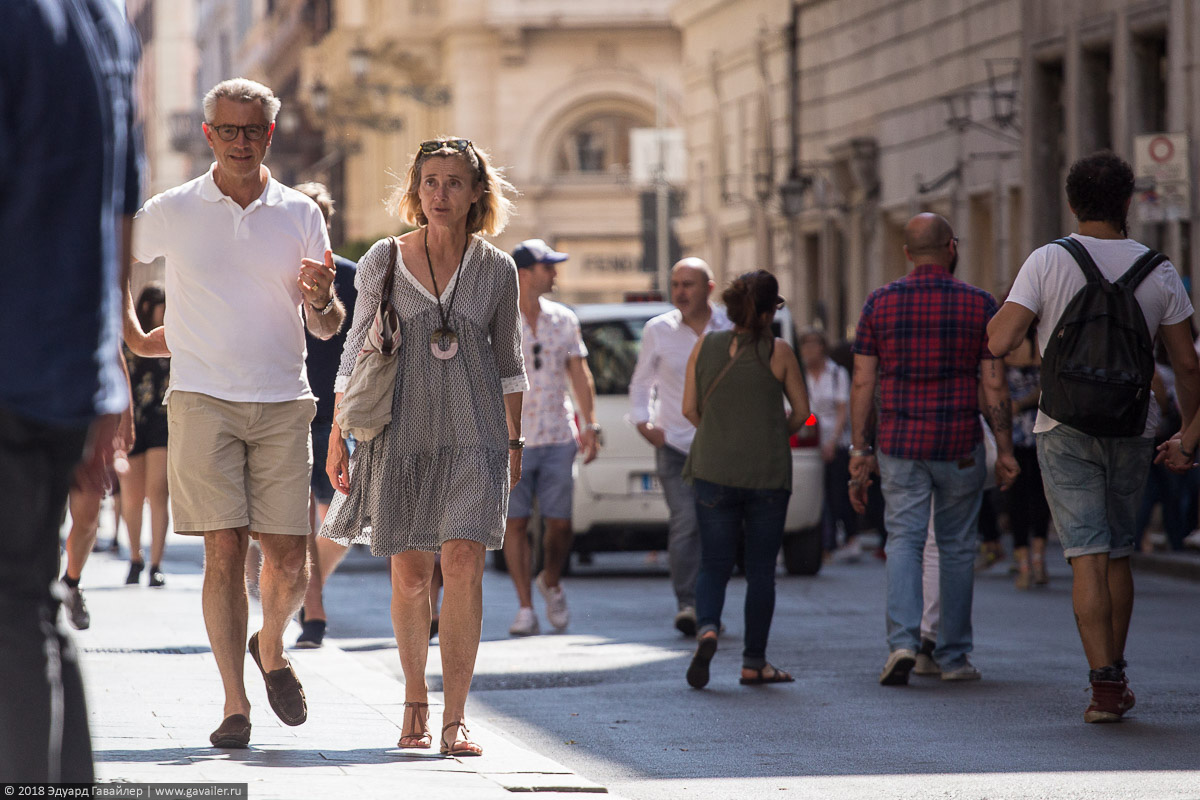 Повседневная жизнь мужчин. Италия люди на улицах. Женщины на улицах Италии. Итальянцы на улице. Итальянки в обычной жизни на улице.