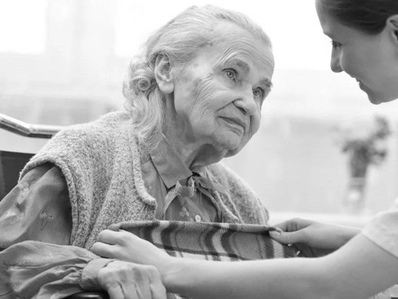 Смотрим 80 лет. Проекты для пожилых людей. Медсестра с пожилым человеком. Пожилые люди и технологии. Красота на пенсии.