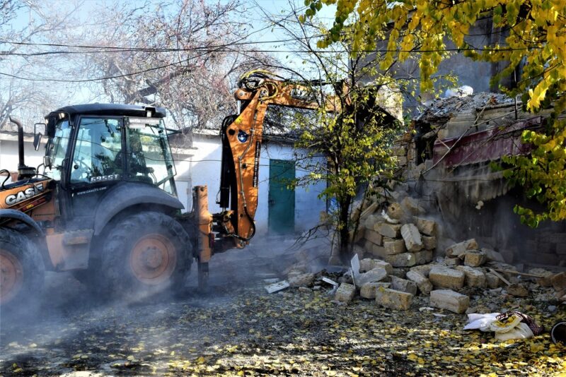 В Симферополе сносят незаконные капитальных объекты