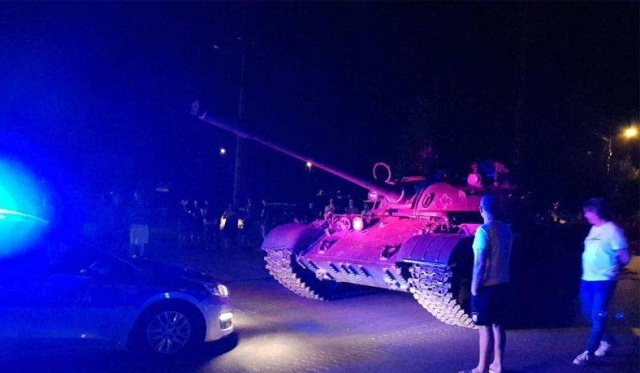 Пьяный водитель устроил покатушки на танке Т-55 