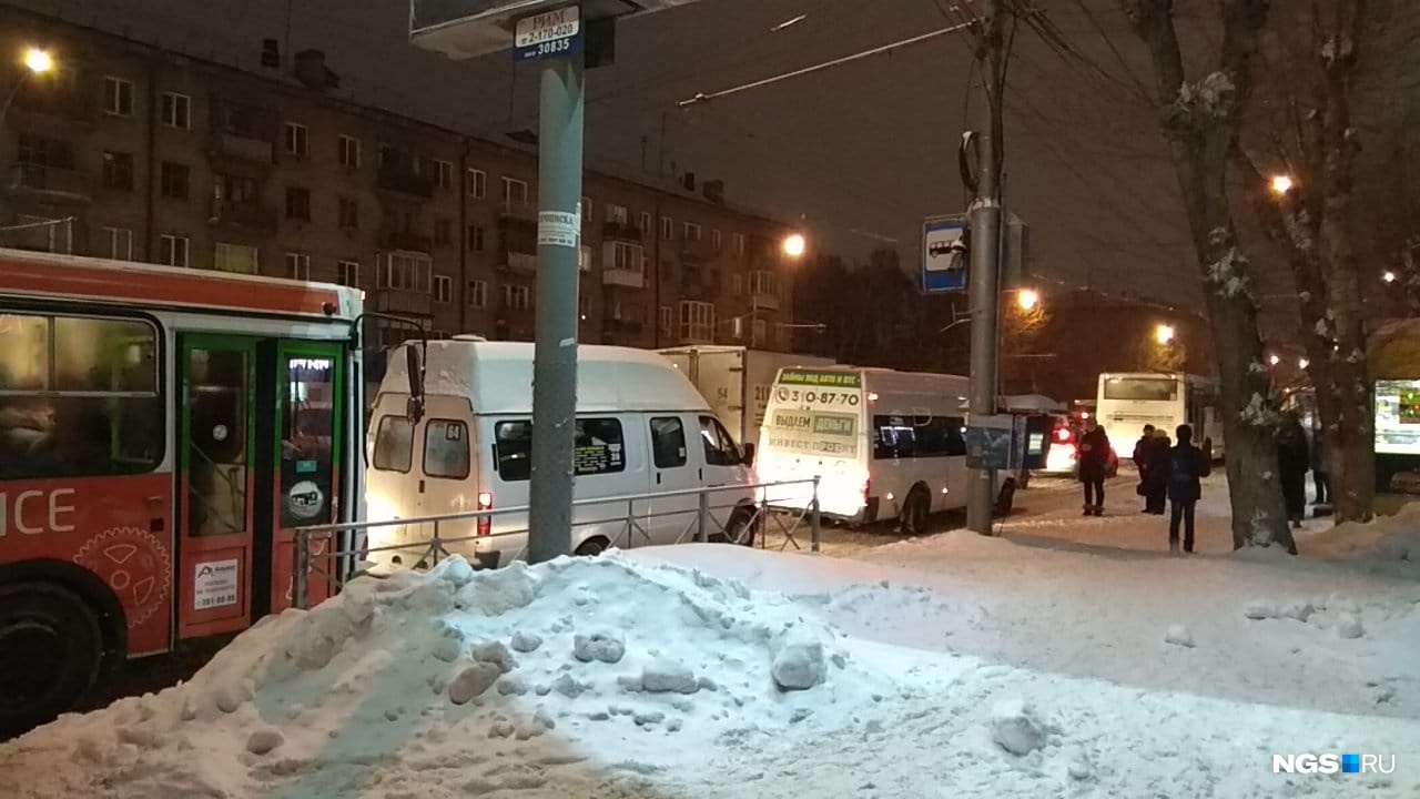 Автобус маркс. Автобус заехал во двор.