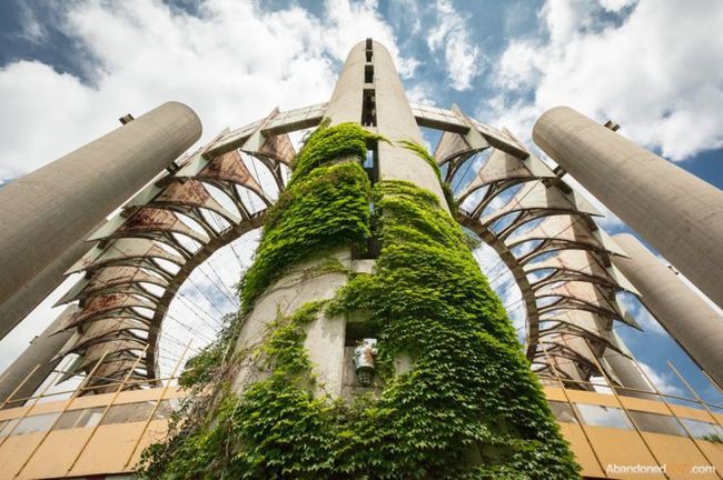 Зарастающее здание в Флашинг-Медоус–Корона-парк в Нью-Йорке заброшенное, природа, разрушение, цивилизация